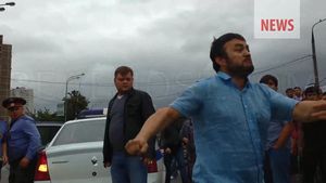 Отбиваться от милиционера автоугонщику помогал случайный прохожий (отбивать, милиционер, автоугонщику) Отбиваться от милиционера автоугонщику помогал случайный прохожий