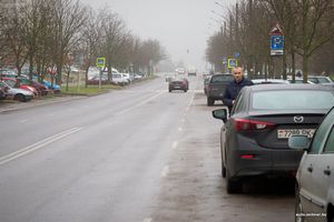 Выезд на встречку привел автовладельца в лес